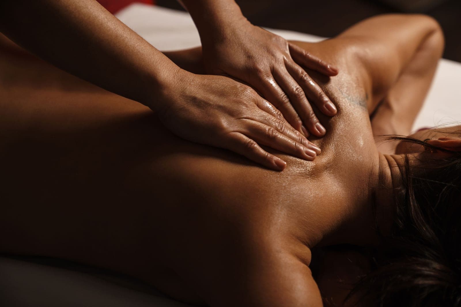 Massage des tissus profonds sur le dos